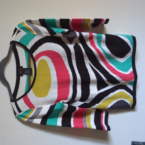 Colorful, Lightweight, 3/4 sleeve Sweater - Picture 2 of 4